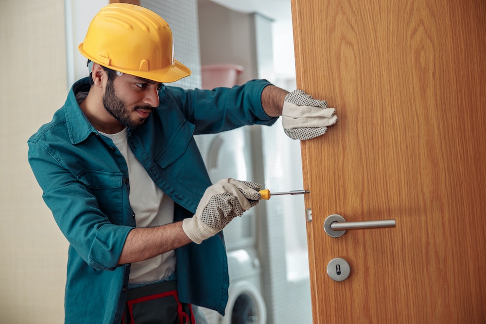 Les avantages de faire appel à un serrurier pour la pose de vos gâches électriques