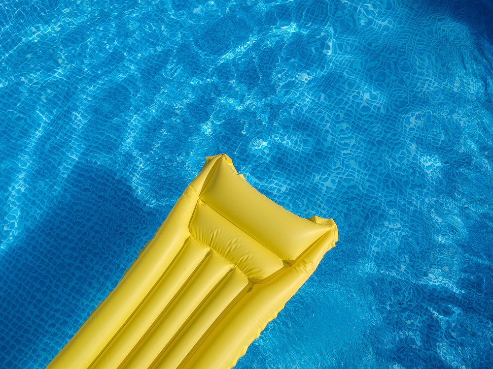Comment la taxe des piscines hors sol en bois influence les propriétaires immobiliers